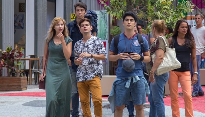Atores jovens da nova Malhação na cidade cenográfica da novela (Foto: Globo/Marília Cabral)