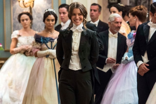 Elisabeta (Nathalia Dill) aparece vestida com roupa de homem (Foto: Globo/Estevam Avellar)