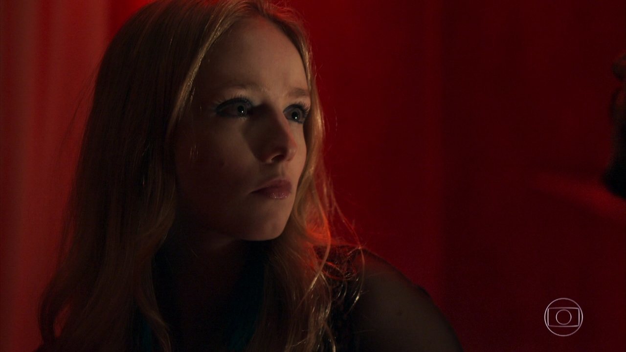 Karina (Malu Rodrigues) em cena de O Outro Lado do Paraíso (Foto: Reprodução/Globo)