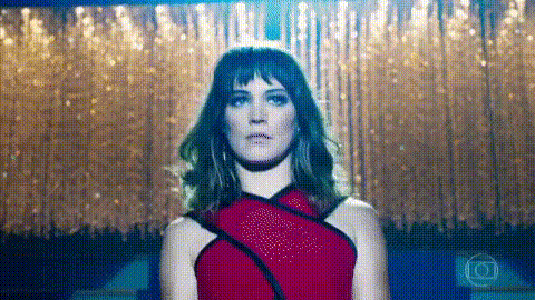 atriz de outro lado do paraíso bem vestida desce degraus