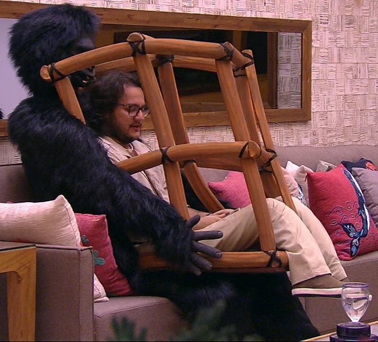 Diego está enjaulado por um gorila no BBB18 (Foto: Reprodução)