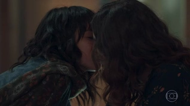 Lica (Manoela Aliperti) e Samantha (Giovana Grigio) em cena de beijo gay no final de Malhação: Viva a Diferença (Foto: Reprodução/Globo)