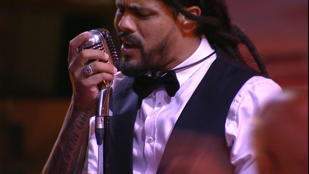 Viegas canta no karaokê na Festa do BBB18 (Foto: TV Globo)