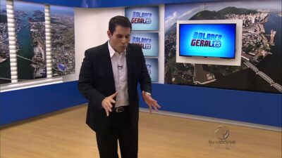 O apresentador Amaro Neto comando o Balanço Geral ES. (Foto: Reprodução)
