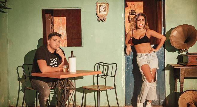 Anitta e Safadão nos bastidores do clipe Romance com Safadeza (Reprodução/Instagram)