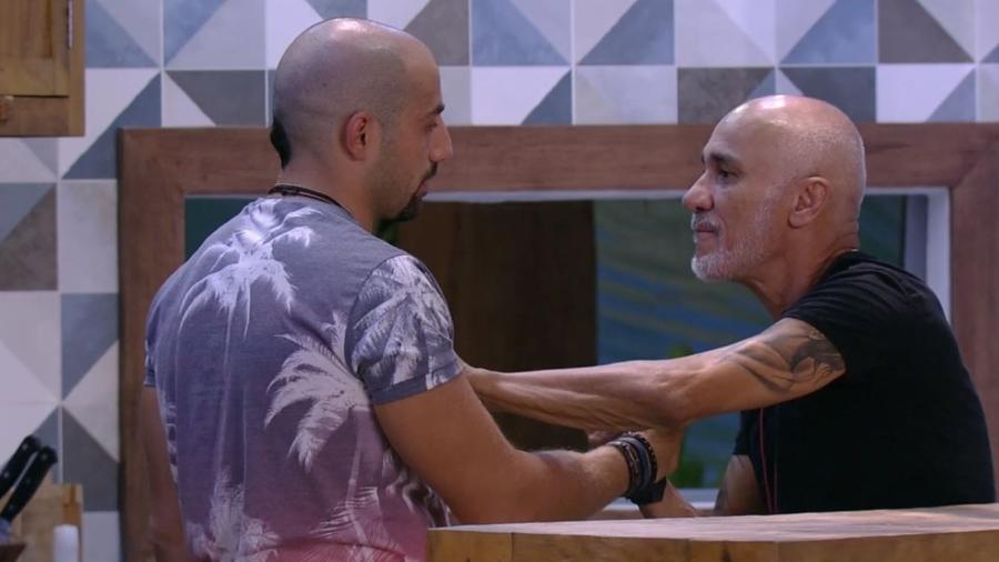 Ayrton e Kaysar conversam sobre atitude humilhante no BBB18 (Foto: Reprodução)
