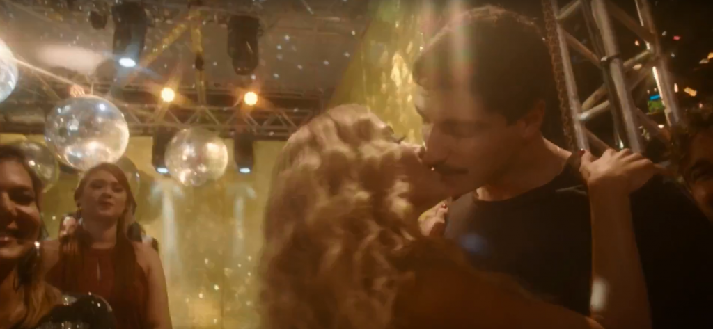 Anitta beija o marido em clipe. (Foto: Reprodução)
