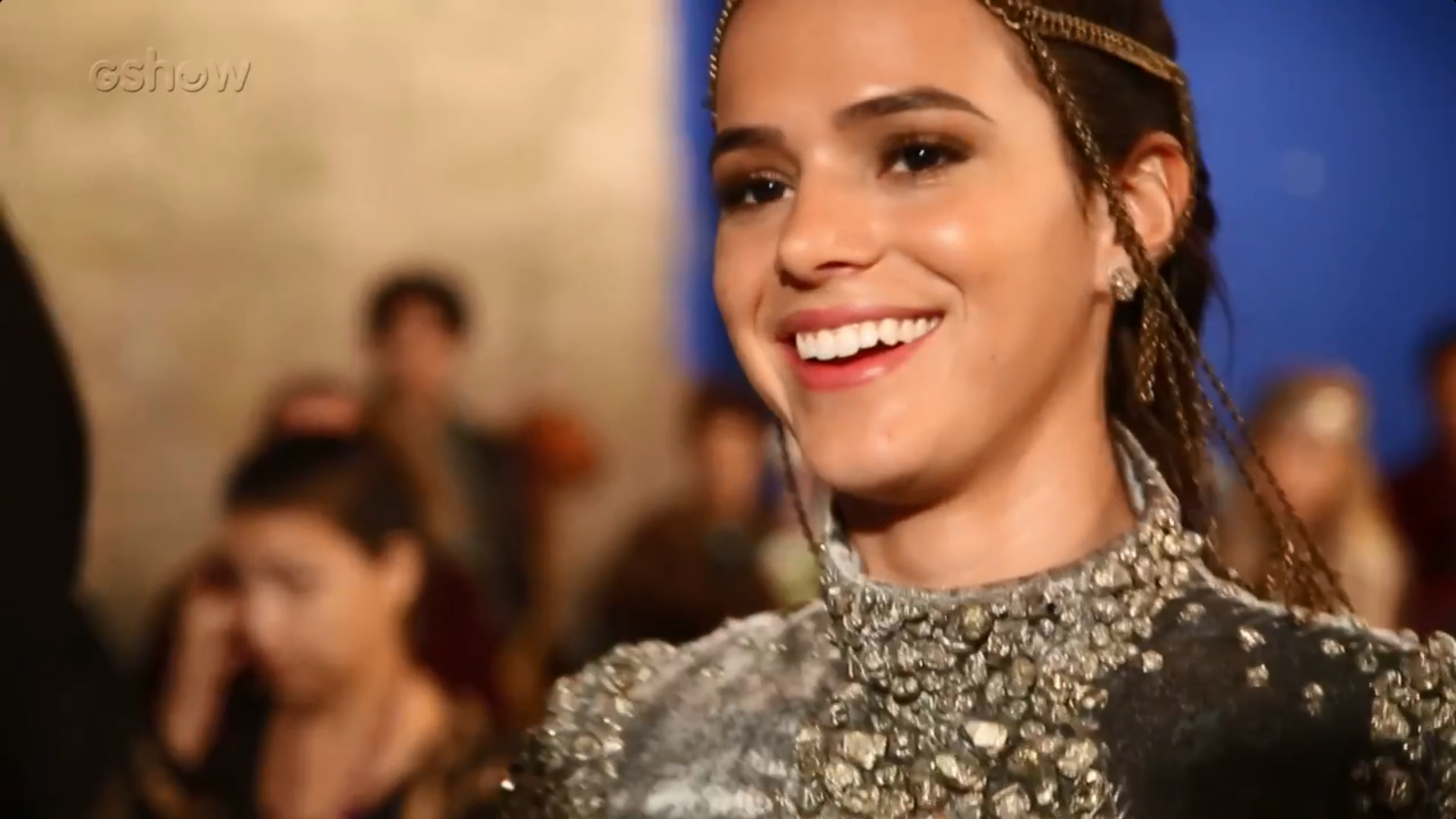 A atriz Bruna Marquezine nos bastidores de Deus Salve o Rei. (Foto: Reprodução/Gshow)