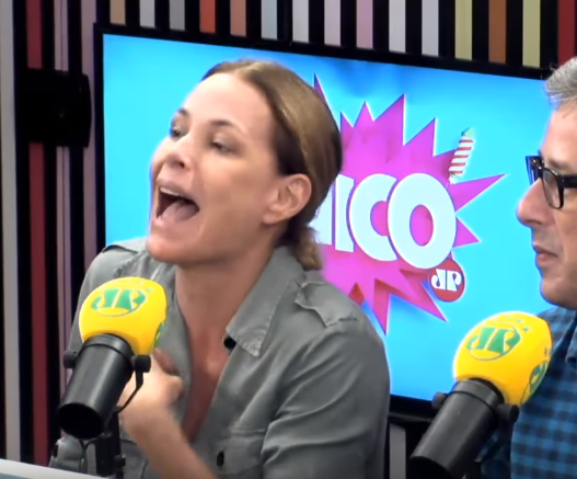 Carolina Ferraz grita "Eu sou rica!" (Foto: Reprodução)