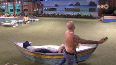 Kaysar tentou jogar garrafa fora (Foto: Reprodução)