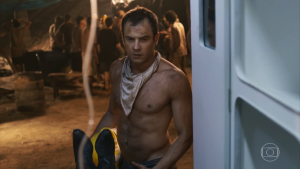 Sergio Guizé causou ao aparecer sem camisa em O Outro Lado do Paraíso. (Foto: Reprodução/TV Globo)