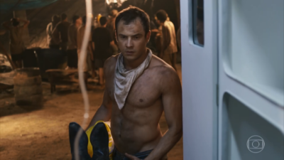 Sergio Guizé causou ao aparecer sem camisa em O Outro Lado do Paraíso. (Foto: Reprodução/TV Globo)