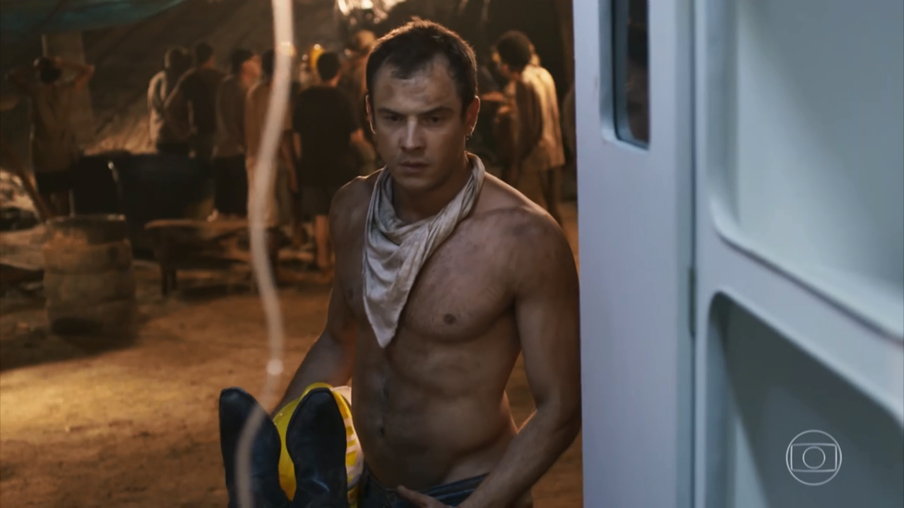 Sergio Guizé causou ao aparecer sem camisa em O Outro Lado do Paraíso. (Foto: Reprodução/TV Globo)