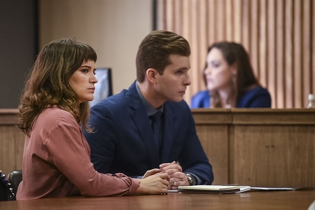Clara (Bianca Bin) e Patrick (Thiago Fragoso) no tribunal (Foto: Globo/Mauricio Fidalgo)