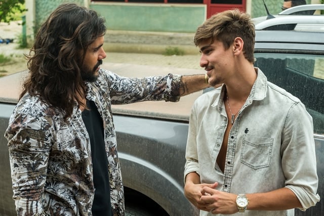 Mariano (Juliano Cazarré) conversa com Johnny (Bruno Montaleone) (Foto: Globo/Raquel Cunha)