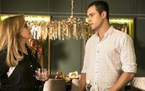 Gael (Sergio Guizé) e Sophia (Marieta Severo) em cena de O Outro Lado do Paraíso (Foto: Globo/João Miguel Júnior)