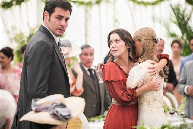 Elisabeta acusa Darcy de ter envenenado Camilo contra Jane (Foto: Globo/João Miguel Júnior)