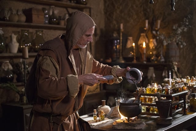 Olegário (Aramis Trindade) criando um novo perfume em Deus Salve o Rei (Foto: Globo/Marília Cabral)