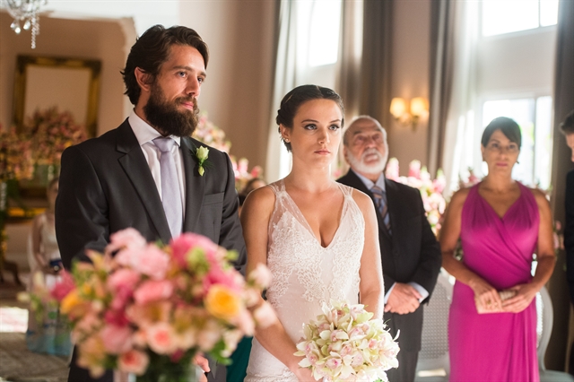 Renato (Rafael Cardoso) e Clara (Bianca Bin) em cena de O Outro Lado do Paraíso (Foto: Globo/Raquel Cunha)
