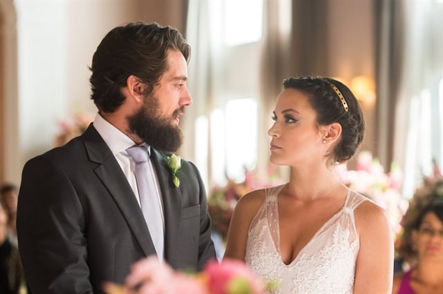 Renato (Rafael Cardoso) e Clara (Bianca Bin) em cena de O Outro Lado do Paraíso (Foto: Globo/Raquel Cunha)