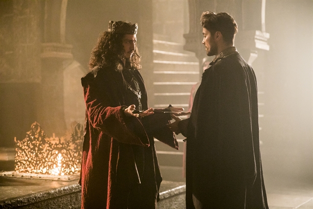 Virgílio (Ricardo Pereira) e Rodolfo (Johnny Massaro) na cerimônia (Foto: Globo/João Miguel Júnior)