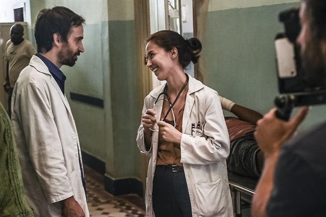 Julio Andrade (Evandro) e Marjorie Estiano (Carolina) na segunda temporada de Sob Pressão (Foto: Globo/Mauricio Fidalgo)