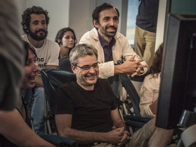 Julio Andrade com o diretor Andrucha Waddington e equipe de produção (Foto: Globo/Mauricio Fidalgo)