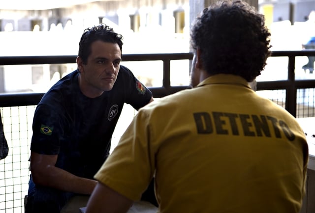 Adriano (Rodrigo Lombardi) em cena de Carcereiros (Foto: Globo/Marcelo Tabach)