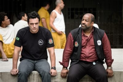 Adriano (Rodrigo Lombardi) e Juscelino (Aílton Graça) na série da Globo.
(Foto: Globo/Ramón Vasconcelos)