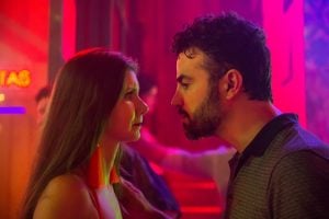 Desireé (Priscila Assum) é desmascada por Juvenal (Anderson di Rizzi) em O Outro Lado do Paraíso (Foto: Globo/Raquel Cunha)