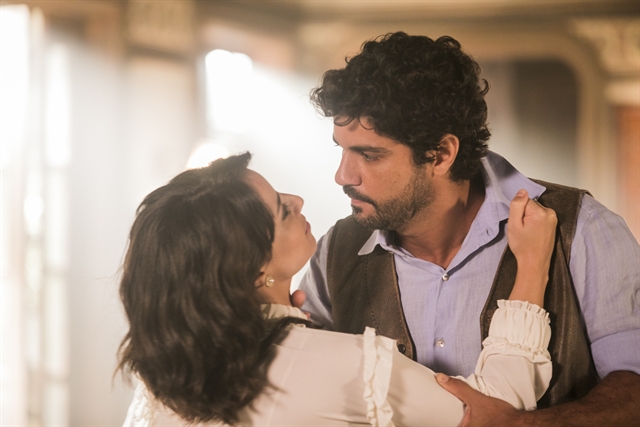 Lucinda (Andreia Horta) e Inácio (Bruno Cabrerizo) em cena de Tempo de Amar (Foto: Globo/João Miguel Júnior)