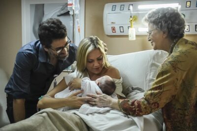 Suzy (Ellen Rocche) e Samuel (Eriberto Leão) encantados com a filha em O Outro Lado do Paraíso
(Foto: Globo/Mauricio Fidalgo)