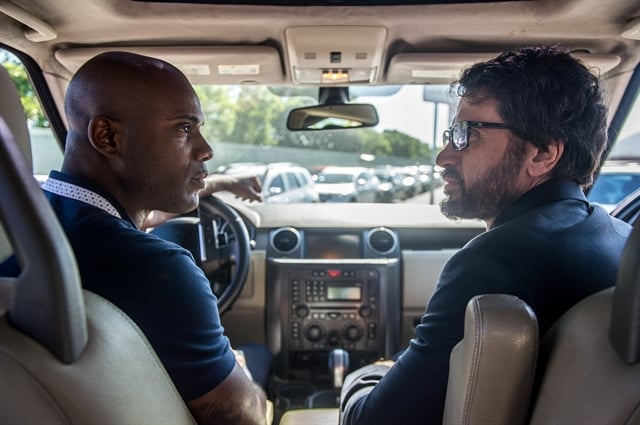 Cido (Rafael Zulu) e Samuel (Eriberto Leão) em O Outro Lado do Paraíso (Foto: Globo/Raquel Cunha)
