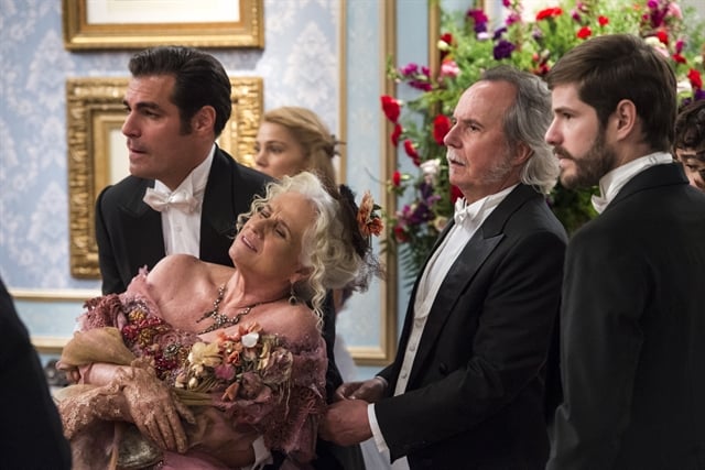 Ofélia (Vera Holtz) desmaia em Orgulho e Paixão (Foto: Globo/Estevam Avellar)