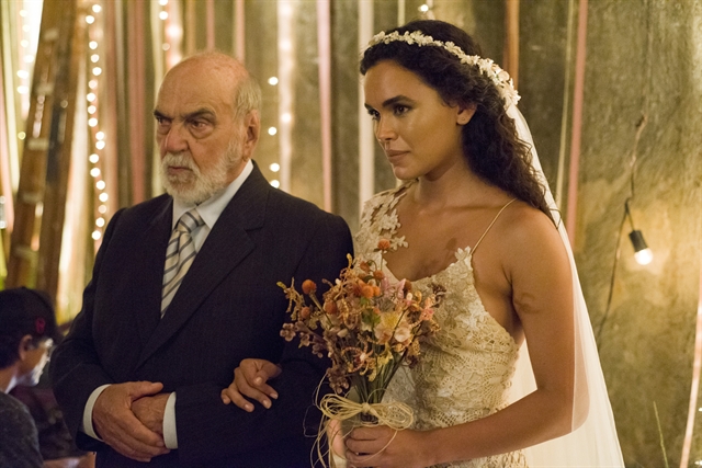 Cleo (Giovana Cordeiro) e Josafá (Lima Duarte) (Foto: Globo/César Alves)