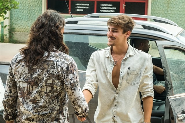 Mariano (Juliano Cazarré) e Johnny (Bruno Montaleone) em cena de O Outro Lado do Paraíso (Foto: Globo/Raquel Cunha)