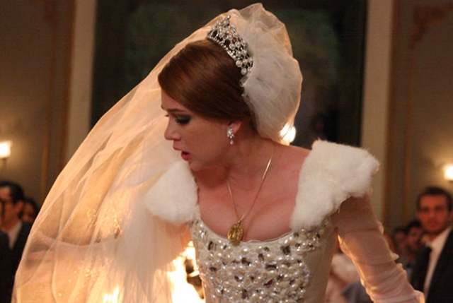 Véu de Alice (Marina Ruy Barbosa) pega fogo após ela descobrir a farsa do noivo (Foto: Globo/Inácio Moraes)