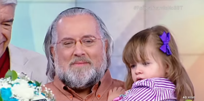 O apresentador Leão Lobo e sua neta Laura. (Foto: Reprodução/SBT)