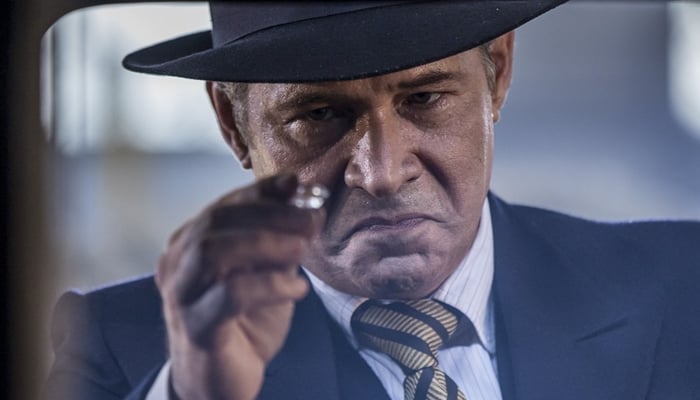 Bernardo (Nelson Freitas) diante de diamante (Foto: Artur Meninea/Gshow)