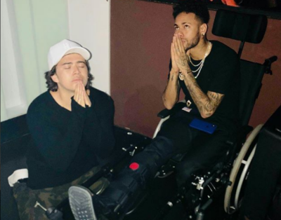 Whindersson faz oração para Neymar. (Foto: Reprodução/Instagram)