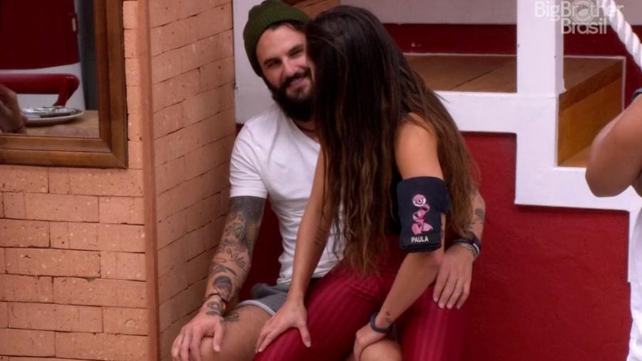 Paula no colo de Wagner no BBB18 (Foto: Reprodução)