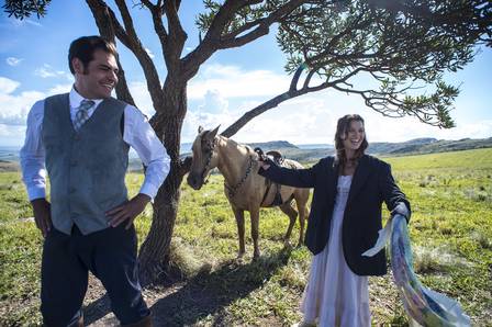 Thiago Lacerda e Nathalia Dill se divertem nos bastidores de Orgulho e Paixão (Foto: Reprodução)