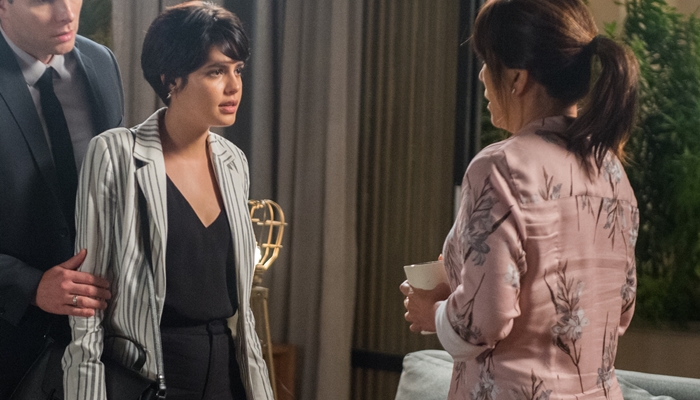 Adriana (Julia Dalavia) e Beth (Gloria Pires) em cena de O Outro Lado do Paraíso (Foto: Globo/Raquel Cunha)