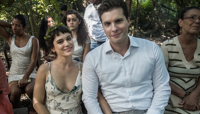 Bianca Bin (Clara) e Thiago Fragoso (Patrick) nos bastidores de O Outro Lado do Paraíso (Foto: Globo/Raquel Cunh