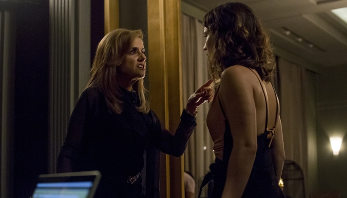 Clara (Bianca Bin) enfrenta Sophia (Marieta Severo) e a chama de assassina (Foto: Globo/Marília Cabral)