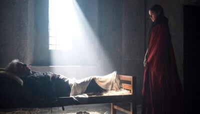 Augusto (Marco Nanini) e Catarina (Bruna Marquezine) em cena de Deus Salve o Rei
(Foto: Globo/Divulgação)