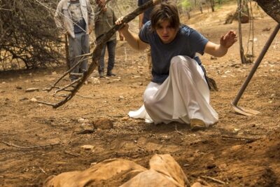 Maria (Alice Wegmann) em cena que encontra corpo em Onde Nascem os Fortes
(Foto: Globo/Estevam Avellar)