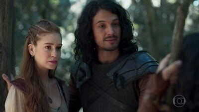 Afonso (Romulo Estrela) e Amália (Marina Ruy Barbosa) em cena de Deus Salve o Rei
(Foto: Reprodução/Globo)