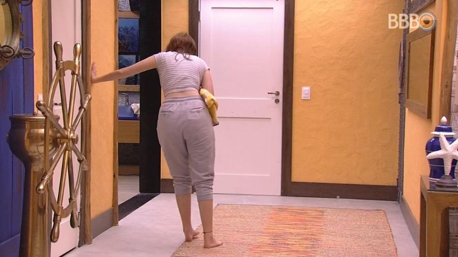 Ana Clara teve que se apoiar na parede para não cair (Foto: TV Globo)