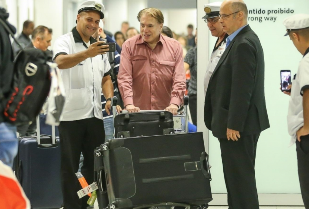 Silvio Santos em chegada no aeroporto neste domingo (22) em São Paulo (Foto Manuela Scarpa/Brazil News)